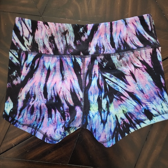 Fleo Shorts - Picture 2 of 3